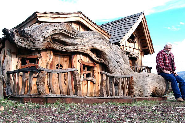 Steve
                    Blanchards Chainsaw Tiny Houses